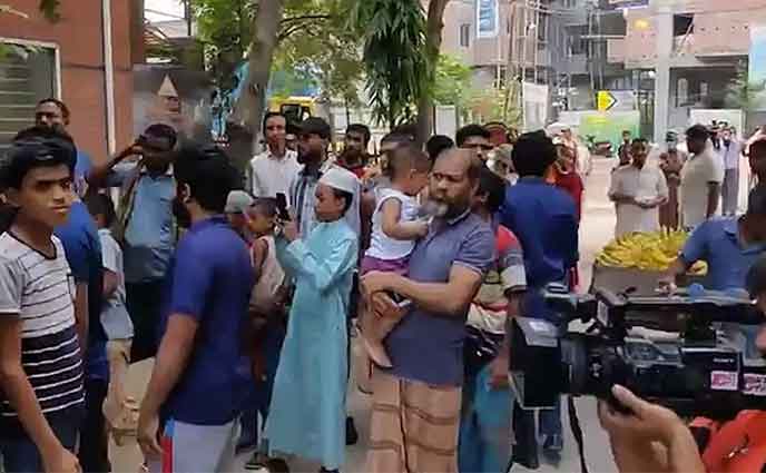 বাসায় শাকিব-বুবলী, গেটের সামনে কৌতূহলী জনতার ভিড়