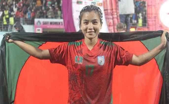 ছাদখোলা বাসে বিজয় উদযাপনে আহত ঋতুপর্ণা