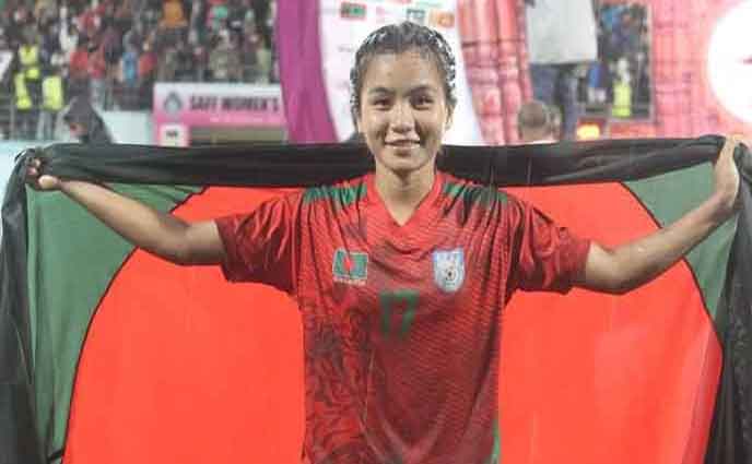 ছাদখোলা বাসে বিজয় উদযাপনে আহত ঋতুপর্ণা