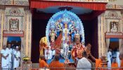 কলকাতায় বৃষ্টি উপেক্ষা করে পূজামণ্ডপে সমাগম