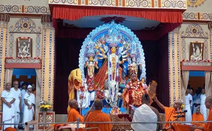 কলকাতায় বৃষ্টি উপেক্ষা করে পূজামণ্ডপে সমাগম