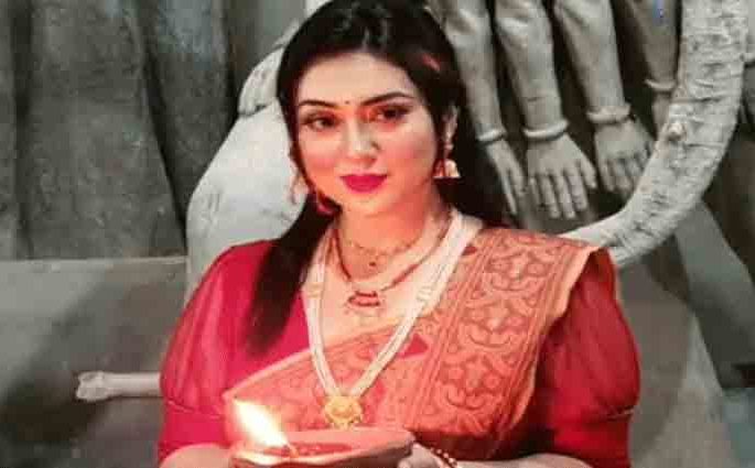 ধর্ম যার যার উৎসব সবার-বার্তা দিতে কলকাতার পূজামণ্ডপে অপু বিশ্বাস