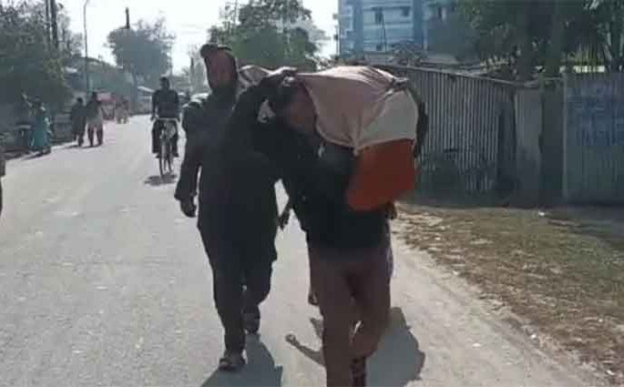 অ্যাম্বুলেন্স ভাড়া আকাশছোঁয়া, মরদেহ কাঁধে নিলেন স্বামী-সন্তান