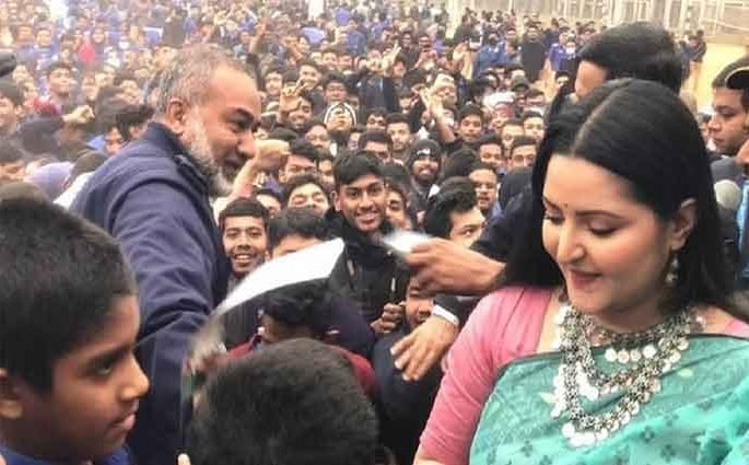 সিনেমার প্রচারণায় বিএএফ শাহীন স্কুলে গেলেন পরীমণি
