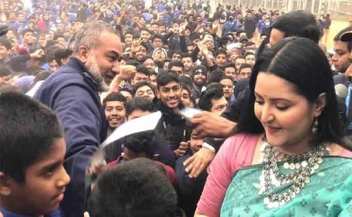 সিনেমার প্রচারণায় বিএএফ শাহীন স্কুলে গেলেন পরীমণি