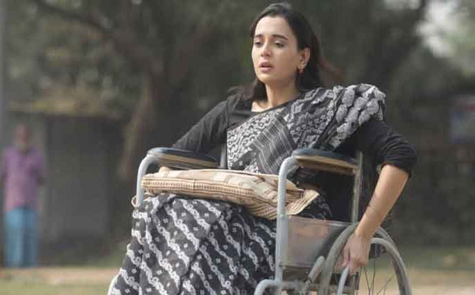 হুইল চেয়ারে করে বই ফেরি করে বেড়ান সাবিলা নূর
