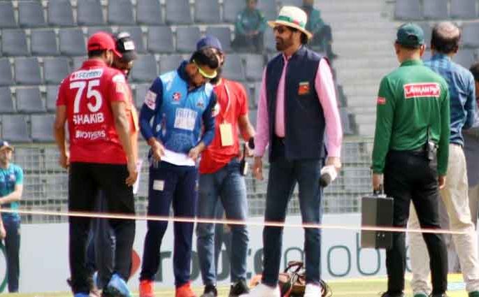 টিকে থাকার ম্যাচে টস হেরে বোলিংয়ে ঢাকা
