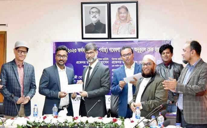 খুবিতে ২ কোটি ৮৮ লাখ টাকা গবেষণা অনুদানের চেক বিতরণ
