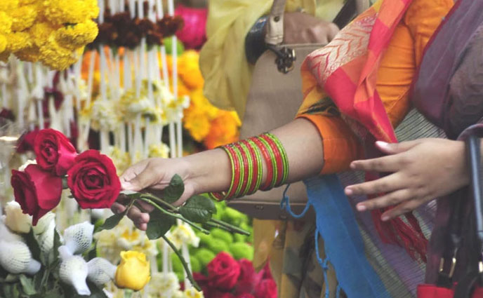 ১০ টাকার গোলাপ ৫০ টাকা