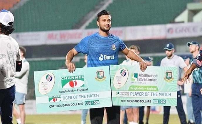 পুরস্কারের ১ লাখ টাকা মাঠকর্মীদের উপহার দিলেন সাকিব