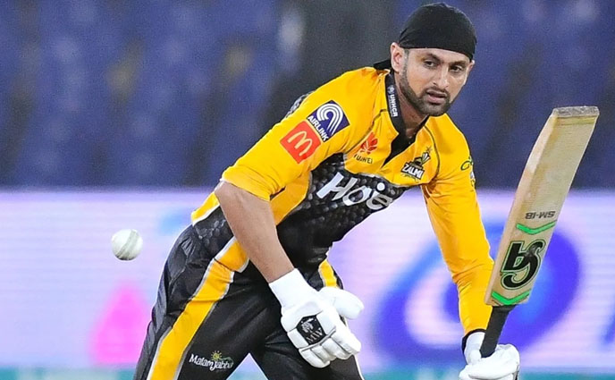 ছক্কা হাঁকাতে গিয়ে যা করলেন শোয়েব মালিক