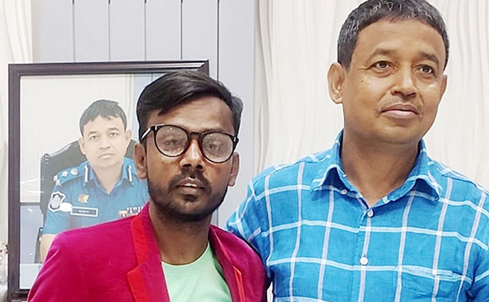 ডিবি প্রধান হারুনকে নিয়ে যা বললেন হিরো আলম