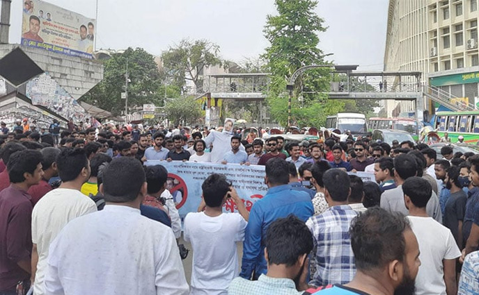 প্রথম আলোর সম্পাদককে গ্রেফতারের দাবিতে শাহবাগ অবরোধ