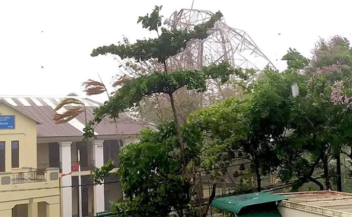 মিয়ানমারে মোখার তাণ্ডব, ভেঙে পড়ল মোবাইল টাওয়ার