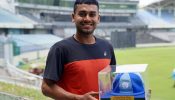 আইসিসির ‘স্বীকৃতি’র স্মারক হাতে পেলেন মিরাজ