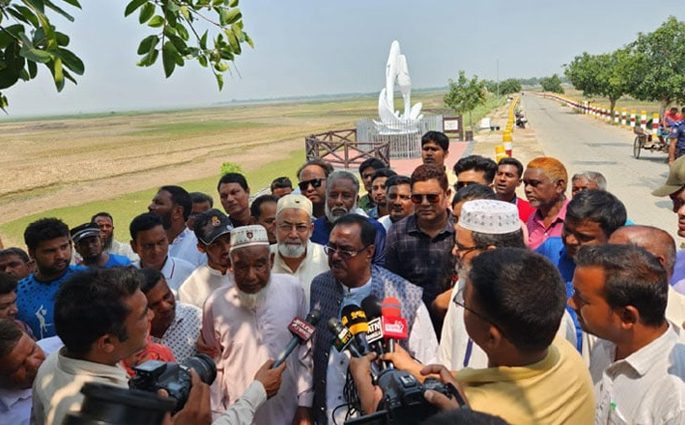 বর্তমান সরকারের লক্ষ্য হচ্ছে কৃষকের পাশে থাকা : খাদ্যমন্ত্রী