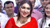 ‘লাল শাড়ি’র প্রচারে লাল শাড়িতে অপু