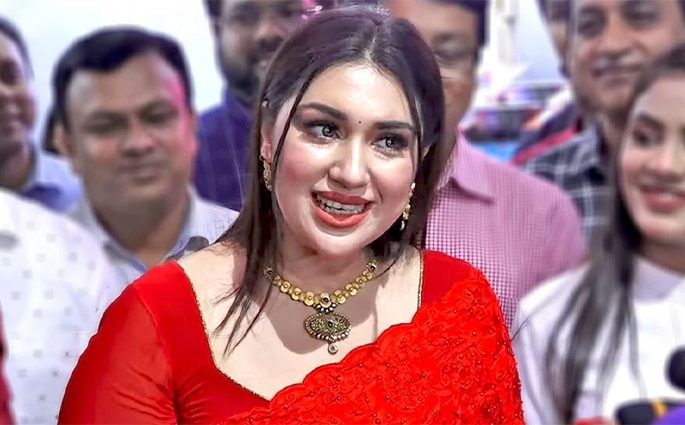 ‘লাল শাড়ি’র প্রচারে লাল শাড়িতে অপু