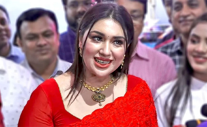 ‘লাল শাড়ি’র প্রচারে লাল শাড়িতে অপু
