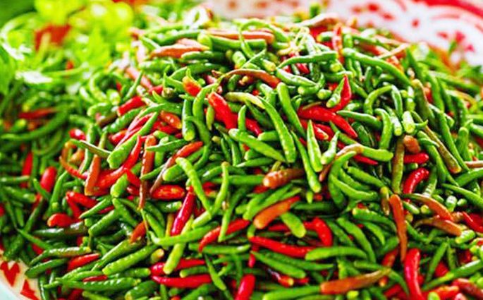 কাঁচা মরিচের কেজি ৫০০ ছুঁই ছুঁই