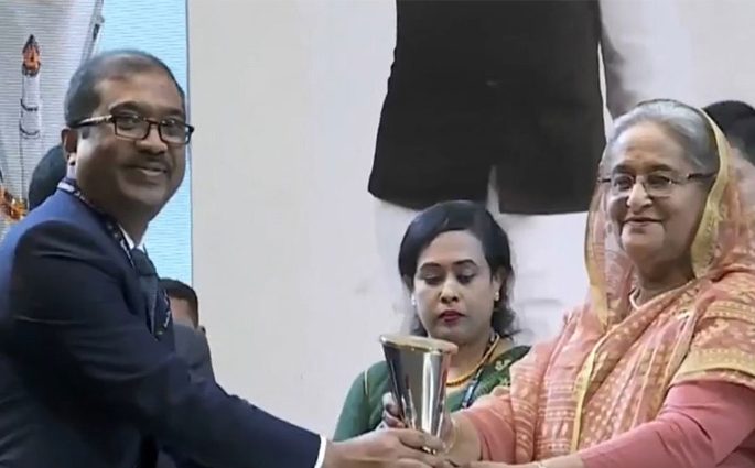 ২৮ কর্মকর্তা ও দুই দপ্তরের হাতে উঠল বঙ্গবন্ধু জনপ্রশাসন পদক
