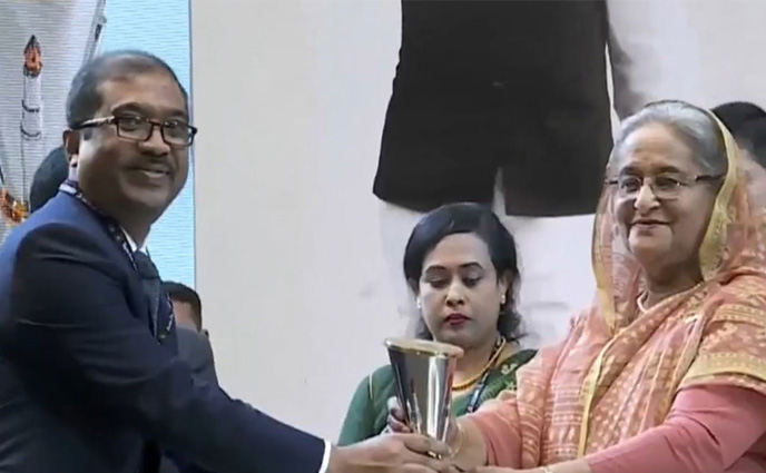 ২৮ কর্মকর্তা ও দুই দপ্তরের হাতে উঠল বঙ্গবন্ধু জনপ্রশাসন পদক