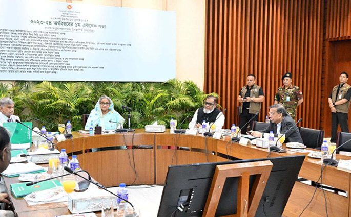 সমুদ্র থেকে ১০ হাজার হেক্টর জমি পুনরুদ্ধারে ক্রস ড্যাম