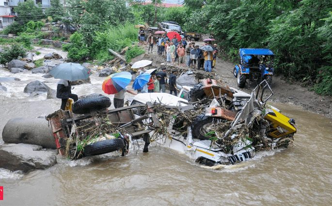 প্রবল বর্ষণ-ভূমিধসে হিমাচলে আটকা ১০ হাজার পর্যটক