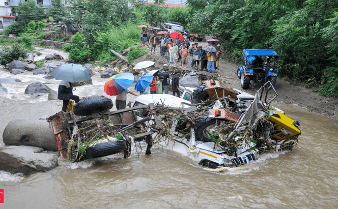 প্রবল বর্ষণ-ভূমিধসে হিমাচলে আটকা ১০ হাজার পর্যটক