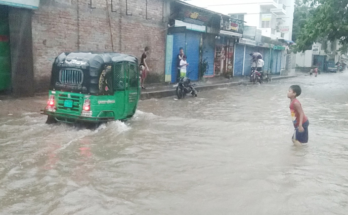বৃষ্টিতে ডুবেছে ঢাকার সড়ক-অলিগলি