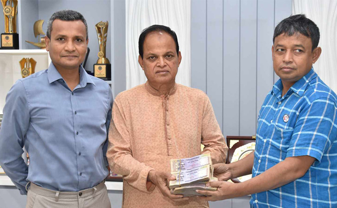 চুরি হওয়া ১২ লাখ টাকা জুয়েলার্স মালিককে উদ্ধার করে দিলো ডিবি