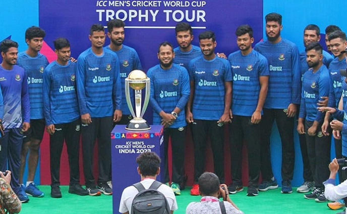 বিশ্বকাপ ট্রফির ছোঁয়া পেলেন টাইগার ক্রিকেটাররা