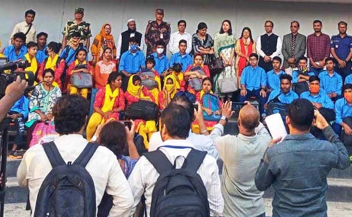 অবৈধভাবে ভারতে পাচার হওয়া ৪২ বাংলাদেশীকে হস্তান্তর
