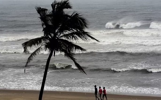ঘূর্ণিঝড়ের রূপ নেয়া নিম্নচাপটি শুক্রবার দেশের উপকূলে আঘাত হানতে পারে