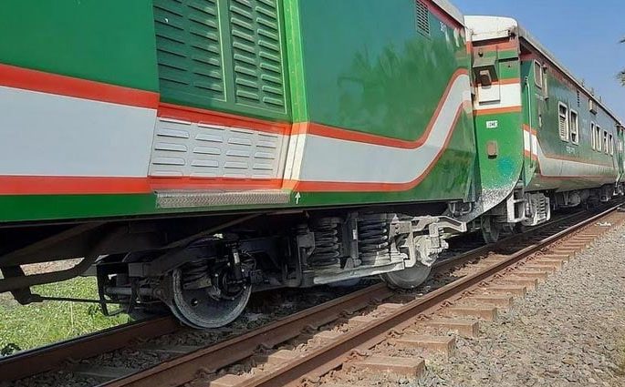 ঢাকাগামী রংপুর এক্সপ্রেস ট্রেন টাঙ্গাইলে লাইনচ্যুত : উদ্ধারে কাজ চলছে