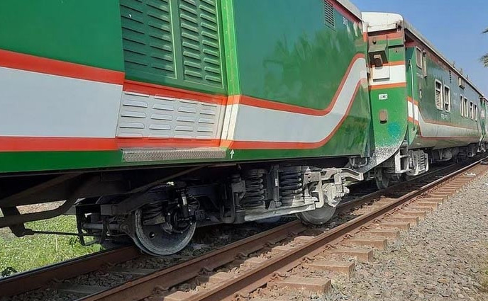 ঢাকাগামী রংপুর এক্সপ্রেস ট্রেন টাঙ্গাইলে লাইনচ্যুত : উদ্ধারে কাজ চলছে