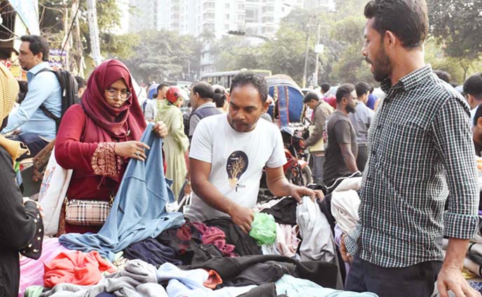 রাজধানীতে জমজমাট শীতের পোশাকের বাজার