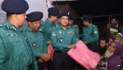 শীতার্ত মানুষের মাঝে শীতবস্ত্র বিতরণ করলেন ডিএমপি কমিশনার