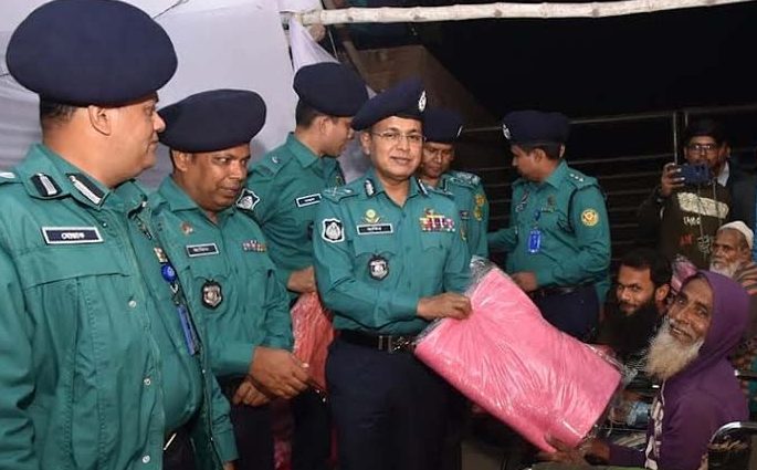 শীতার্ত মানুষের মাঝে শীতবস্ত্র বিতরণ করলেন ডিএমপি কমিশনার