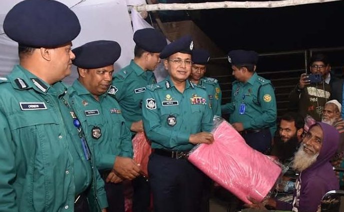 শীতার্ত মানুষের মাঝে শীতবস্ত্র বিতরণ করলেন ডিএমপি কমিশনার