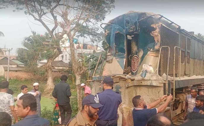 ময়মনসিংহে বালুবাহী ট্রাকে ট্রেনের ধাক্কায় ৪ জন নিহত