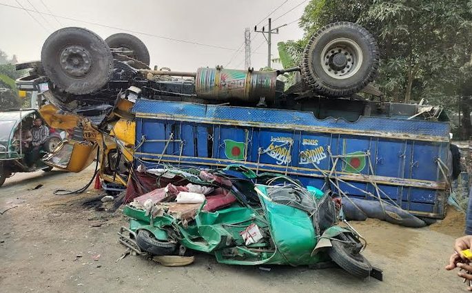টাঙ্গাইলে বাস-ট্রাক ও সিএনজির ত্রিমুখি সংঘর্ষে নিহত ২, আহত ৪