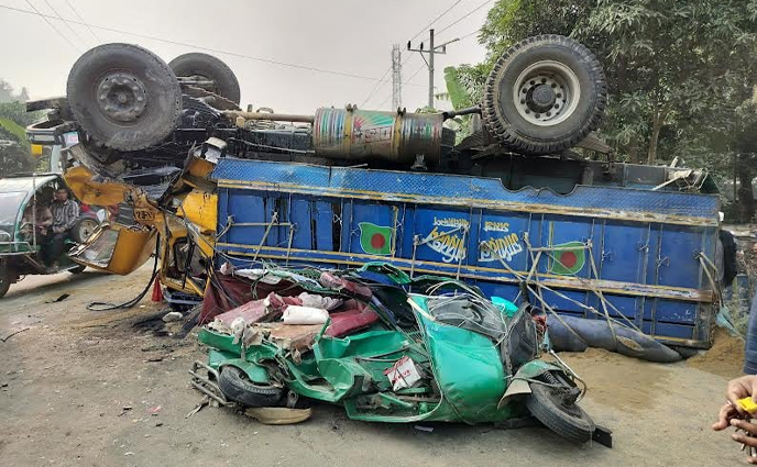 টাঙ্গাইলে বাস-ট্রাক ও সিএনজির ত্রিমুখি সংঘর্ষে নিহত ২, আহত ৪