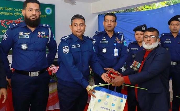 গাজীপুরে অবসরপ্রাপ্ত বীরমুক্তিযোদ্ধা পুলিশ সদস্যদের সংবর্ধনা
