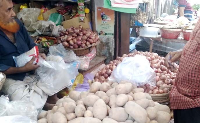সরবরাহ বাড়লেও কমছে না আলুর দাম