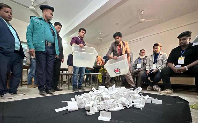 ভোট গণনা শুরু হয়েছে, অপেক্ষা ফলের