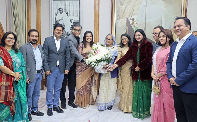 প্রধানমন্ত্রীকে অভিনন্দন জানালেন শিল্পীরা