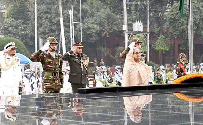 শিখা অনির্বাণে বীর শহীদদের প্রতি প্রধানমন্ত্রীর শ্রদ্ধা