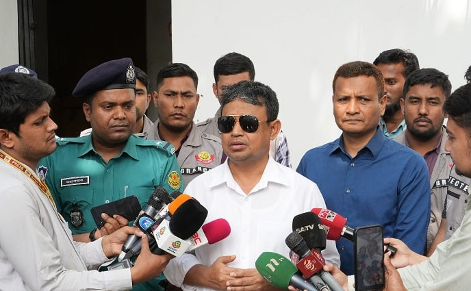 বাংলাদেশ ও ভারত থেকে চুরি করা ফোন পাচার চক্রের ১০ জন গ্রেফতার: ডিবি