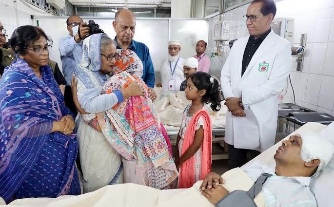 সাম্প্রতিক দেশব্যাপী তান্ডবে আহতদের দেখতে বিএসএমএমইউতে যান প্রধানমন্ত্রী